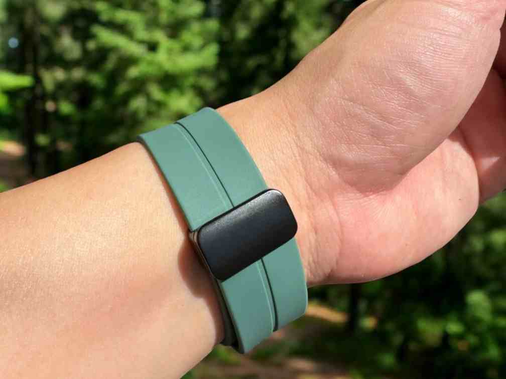 anhem magna silicone apple watch sport band in pine green on wrist
