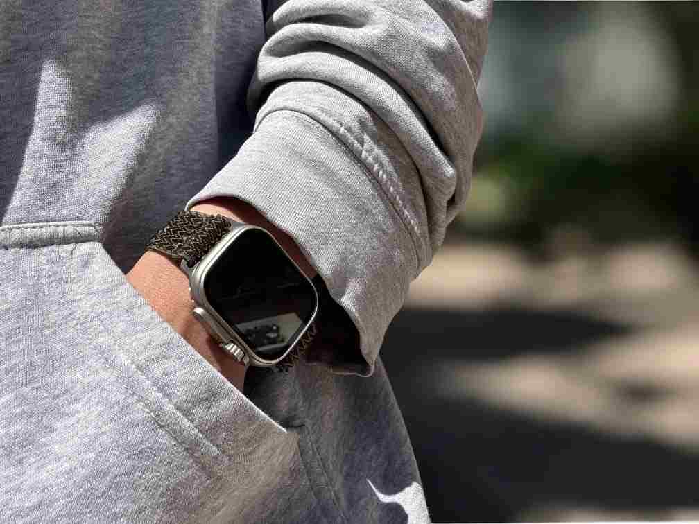 anhem weave nylon apple watch stretchy band in green on wrist